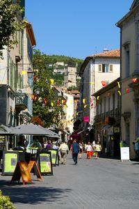 Léger aperçu de la tour de l'Horloge à l'horizon