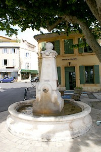 Fontaine face à l'Hôtel de Ville