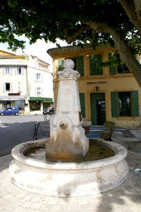 Fontaine devant l'église Saint Julien