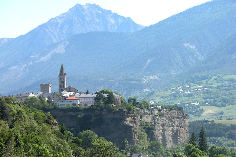 Embrun (Hautes-Alpes) - Zoom sur la ville