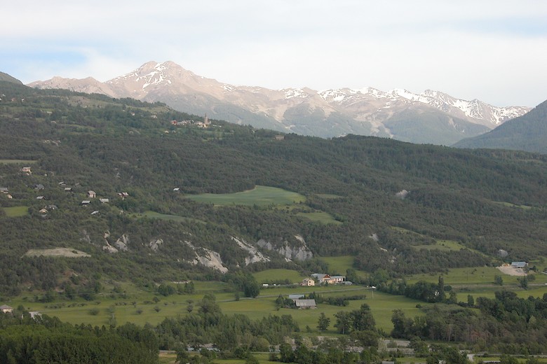 Embrun (Hautes-Alpes) - Un Massif Alpin à l'horizon