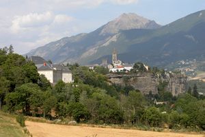 La ville implantée sur le Roc à l'horizon