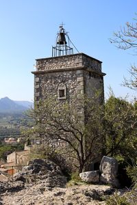 Tour dominant le village