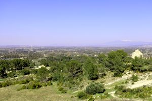 Arrière pays avec un léger aperçu du Mont Ventoux