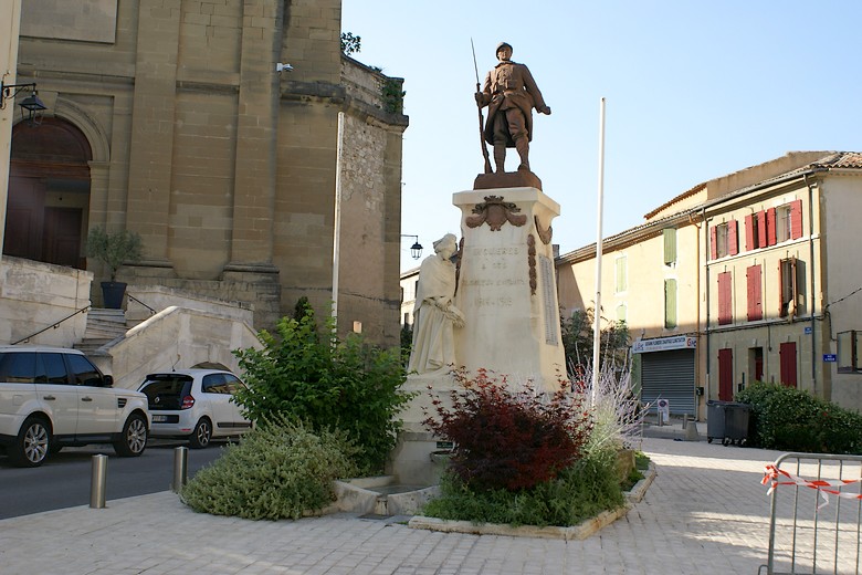 Eyguières (Bouches-du-Rhône) - Monument communal au pied de l’église