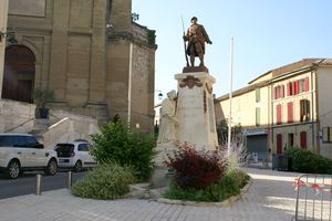 Monument communal au pied de l’église