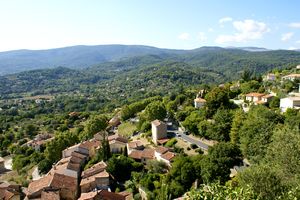 En approche du château avec aperçu des Préalpes
