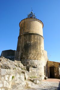 Au pied de la tour de l'Horloge