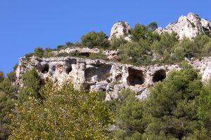 Rochers surplombant le sentier menant au site