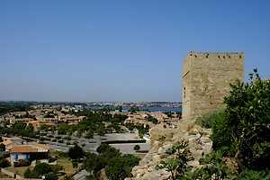 Forteresse médiévale avec vue sur une partie de l'agglomération