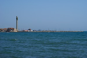 Le Port de Plaisance à l'horizon