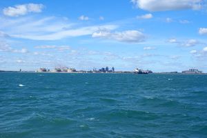 Au large du port - Grande zone industrielle du Golfe de Fos à l'horizon