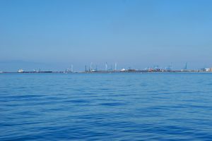 Au large du port - Zone des Terminaux à l'horizon