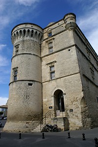 Au pied d'une des tours du château