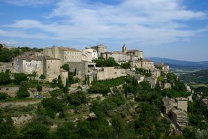 Derrière le village