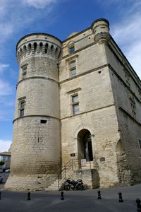 Au pied d'une des tours du château