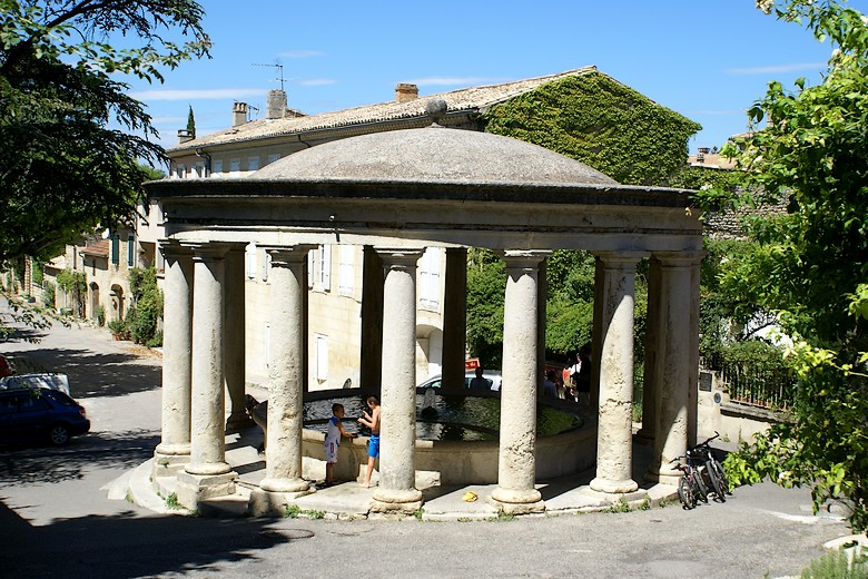 Grignan (Drôme) - Une fontaine