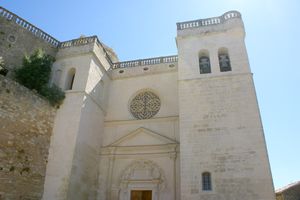 Au pied de la Collégiale Saint-Sauveur