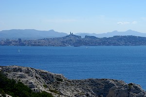 Marseille et Notre-Dame de la Garde à l'horizon