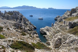 Une crique avec vue sur le massif de Marseilleveyre à l'horizon