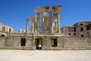 Monument de style temple grec au coeur de l'ancien hôpital