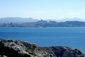 Marseille et Notre-Dame de la Garde à l'horizon