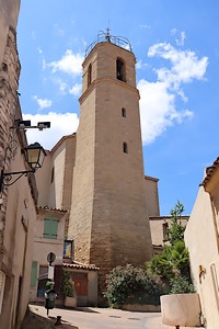 Au pied de l'église Notre-Dame-de-Beauvoir