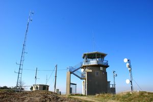 Une tour de guet des pompiers à proximité de la chapelle