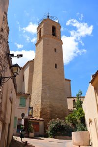 Au pied de l'église Notre-Dame-de-Beauvoir