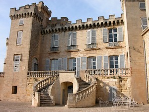 A l'entrée du château