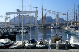 Chantier naval à l'horizon