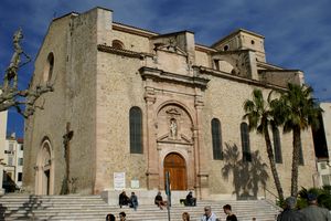 Au pied de l'église Notre-Dame-de-l'Assomption