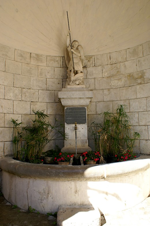 La Garde-Adhémar (Drôme) - Une fontaine