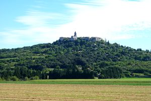 Le village perché à l'horizon