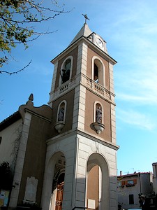 Au pied de l'église