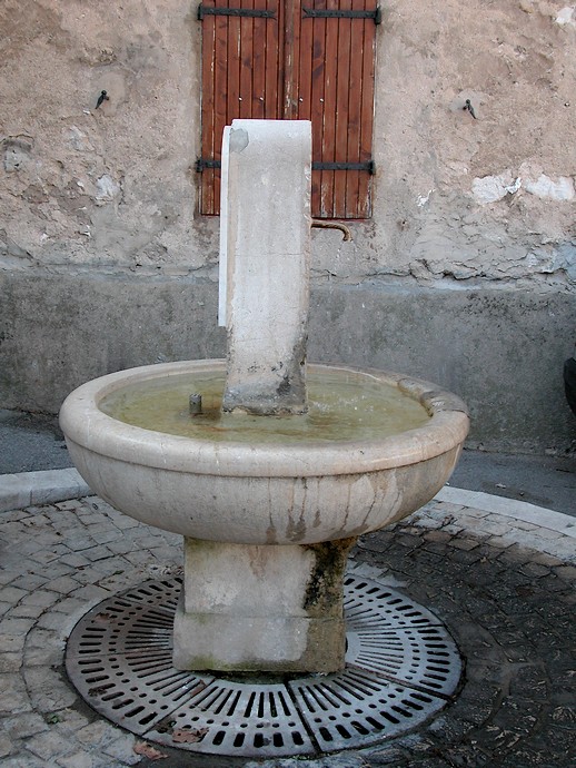 La Treille (Bouches-du-Rhône) - Une fontaine