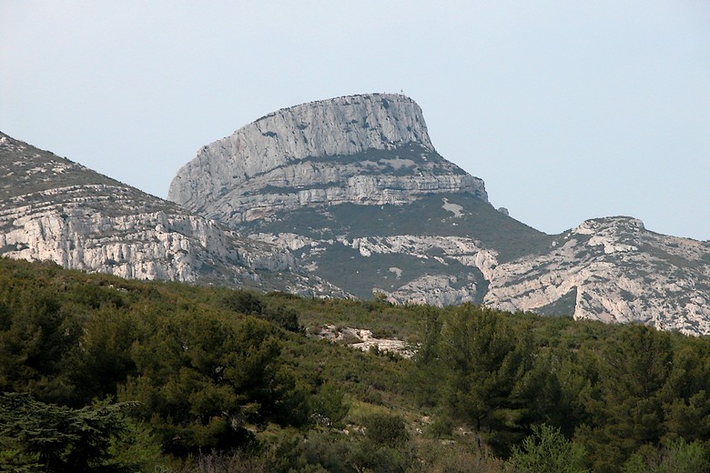 La Treille (Bouches-du-Rhône) - Croix de Garlaban à l'horizon