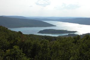 Dans les hauteurs du lac