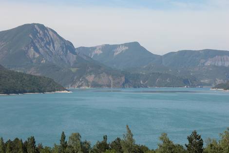 Dans les hauteurs du Lac de Serre-Ponçon (Hautes-Alpes)