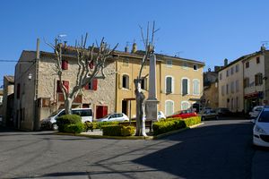 Place au pied du village