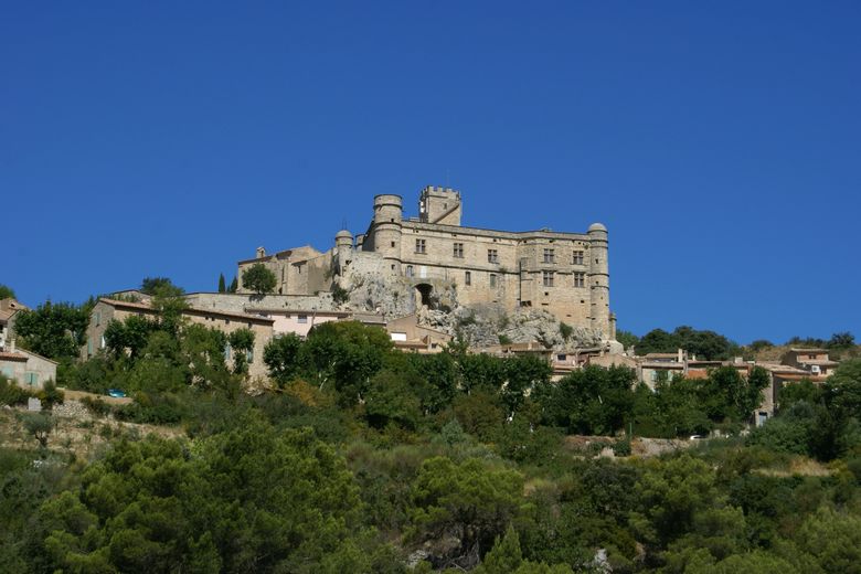 Château du village Le Barroux
