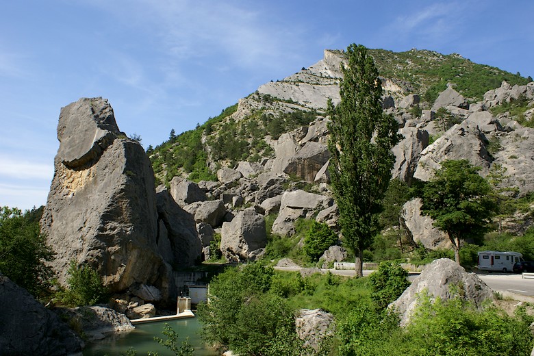 Le Claps (Drôme) - Au pied de l'éboulement de roche