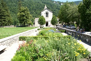 Jardin face à l'entrée de l'église