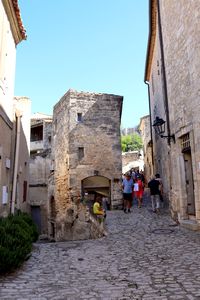 Une ruelle avec des maisons anciennes