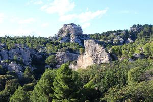 Rochers des Alpilles depuis l'entrée du village