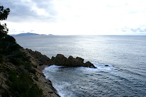 Aperçu des Calanques de Marseille à l'horizon