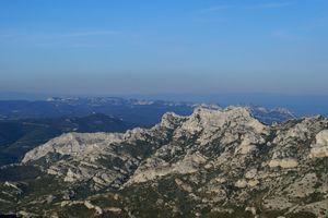Plateau de la Caume à l'horizon dominant Saint-Rémy-de-Provence