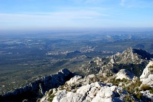 Village d'Aureille à l'horizon