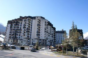 Au pied de la station