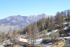 Au pied de la station
